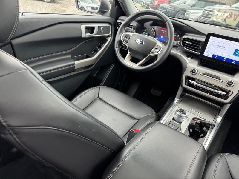 Ford Explorer Vehicle Full-screen Gallery Image 16