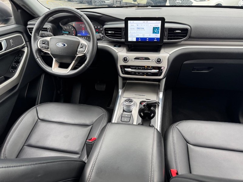 Ford Explorer Vehicle Full-screen Gallery Image 17