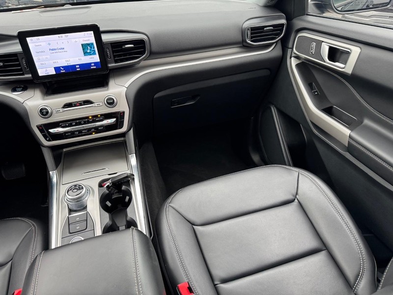 Ford Explorer Vehicle Full-screen Gallery Image 18