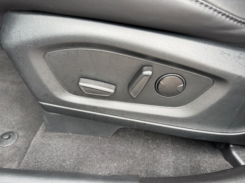 Ford Explorer Vehicle Full-screen Gallery Image 19
