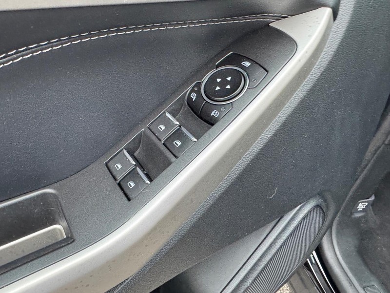 Ford Explorer Vehicle Full-screen Gallery Image 20