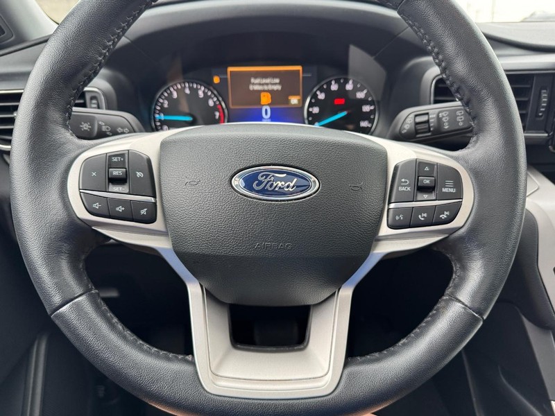 Ford Explorer Vehicle Full-screen Gallery Image 21