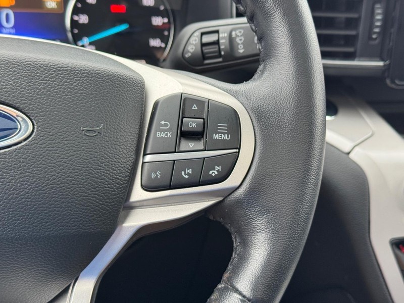 Ford Explorer Vehicle Full-screen Gallery Image 23
