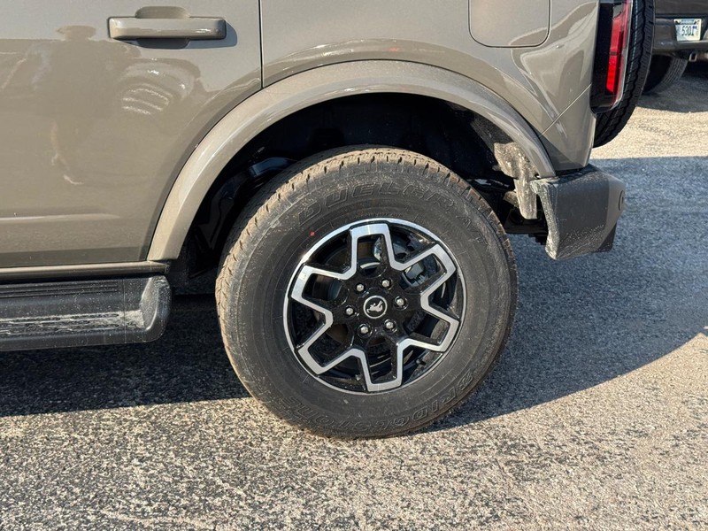 Ford Bronco Vehicle Full-screen Gallery Image 11