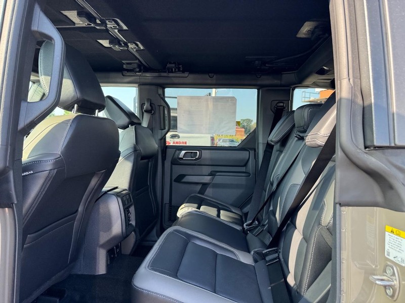Ford Bronco Vehicle Full-screen Gallery Image 12