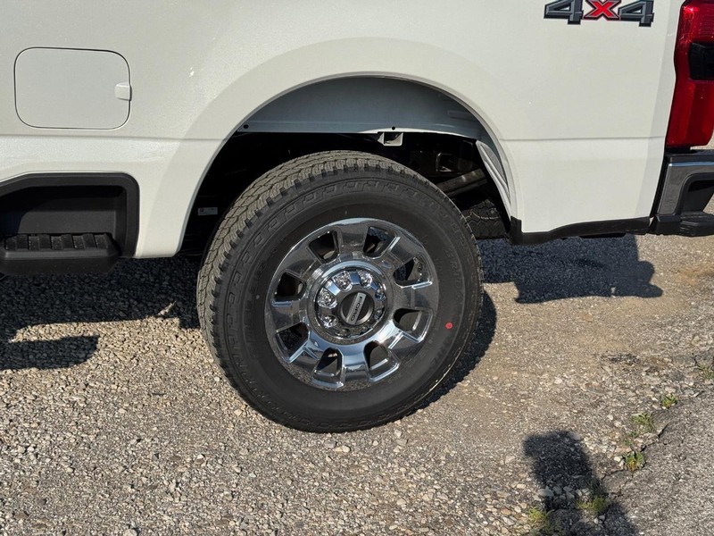 Ford Super Duty F-250 SRW Vehicle Full-screen Gallery Image 11