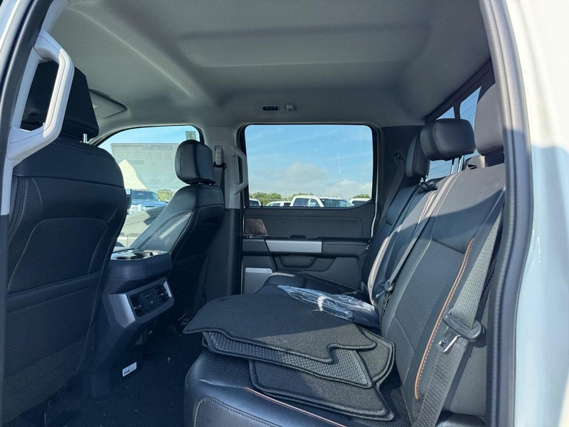 Ford Super Duty F-250 SRW Vehicle Full-screen Gallery Image 12