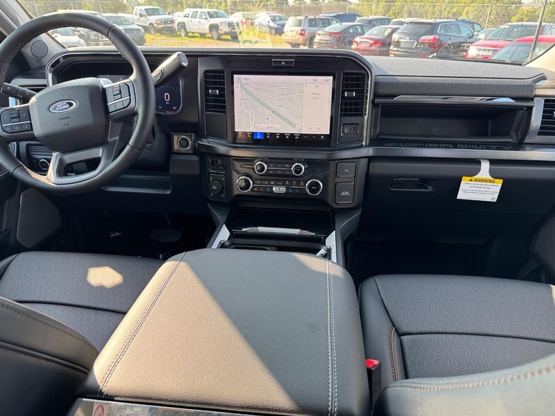 Ford Super Duty F-250 SRW Vehicle Full-screen Gallery Image 14