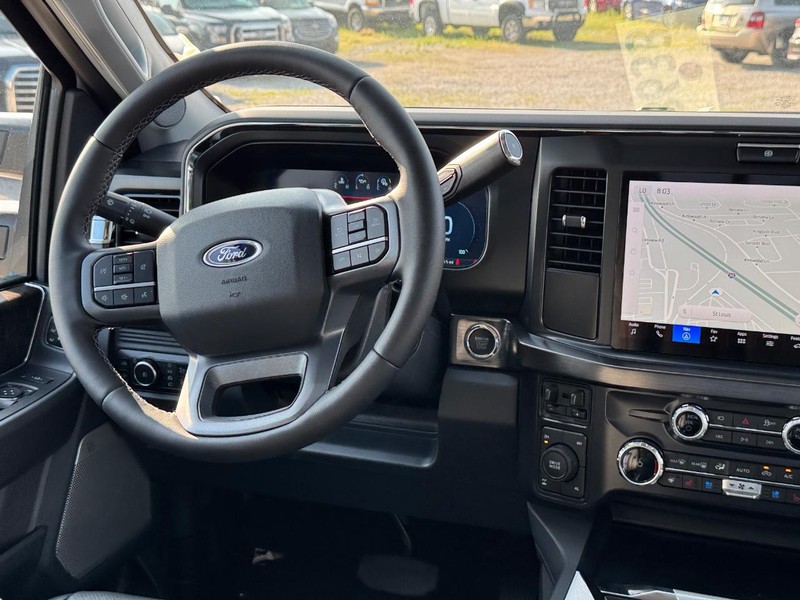 Ford Super Duty F-250 SRW Vehicle Full-screen Gallery Image 15