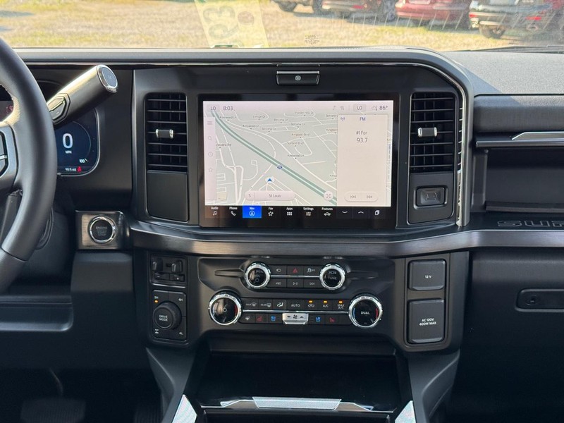 Ford Super Duty F-250 SRW Vehicle Full-screen Gallery Image 16