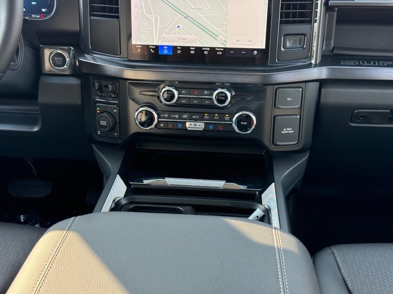 Ford Super Duty F-250 SRW Vehicle Full-screen Gallery Image 17