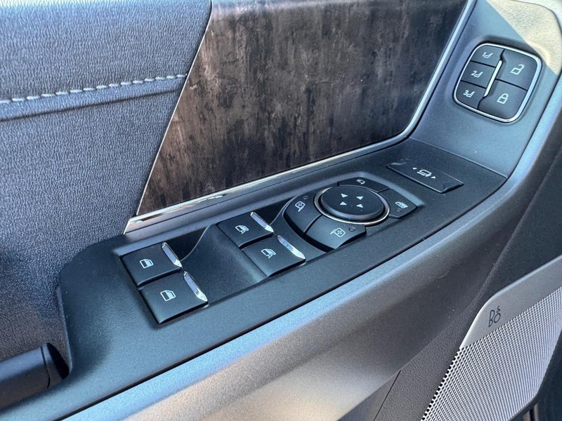 Ford Super Duty F-250 SRW Vehicle Full-screen Gallery Image 19
