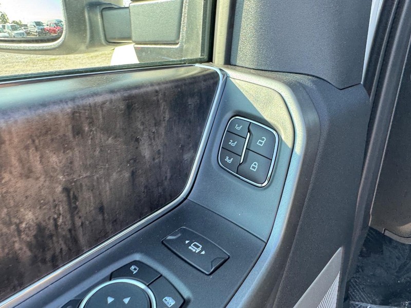 Ford Super Duty F-250 SRW Vehicle Full-screen Gallery Image 20