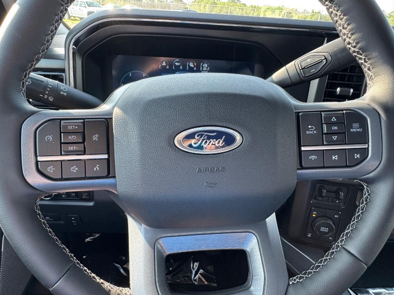 Ford Super Duty F-250 SRW Vehicle Full-screen Gallery Image 21