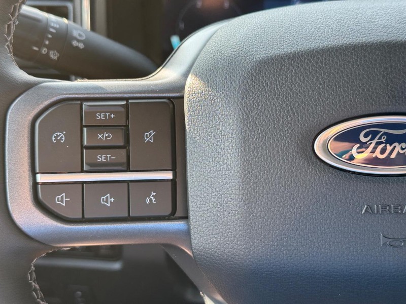 Ford Super Duty F-250 SRW Vehicle Full-screen Gallery Image 22