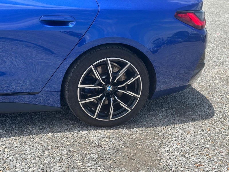 BMW 4 Series Vehicle Full-screen Gallery Image 11