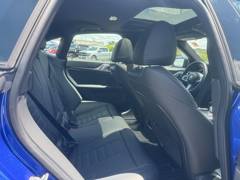 BMW 4 Series Vehicle Full-screen Gallery Image 14