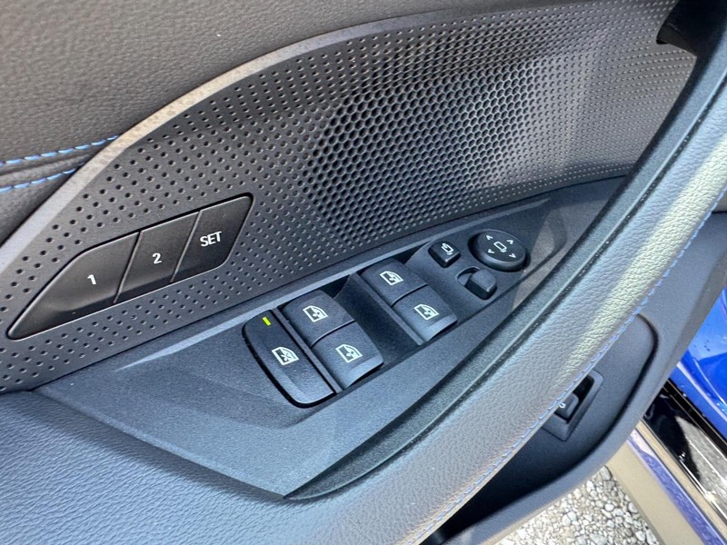 BMW 4 Series Vehicle Full-screen Gallery Image 19