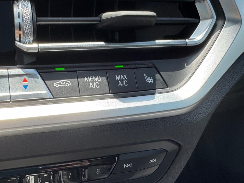BMW 4 Series Vehicle Full-screen Gallery Image 24