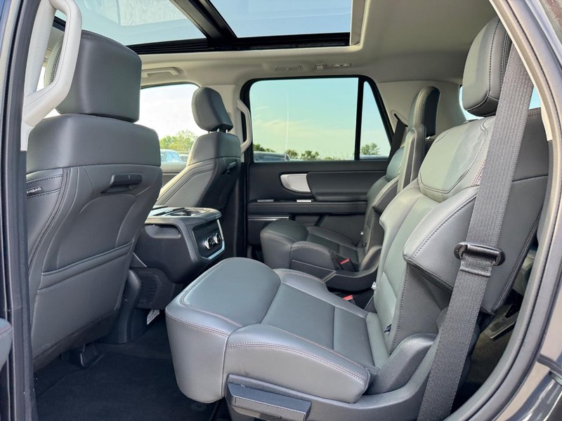 Ford Expedition Vehicle Full-screen Gallery Image 12