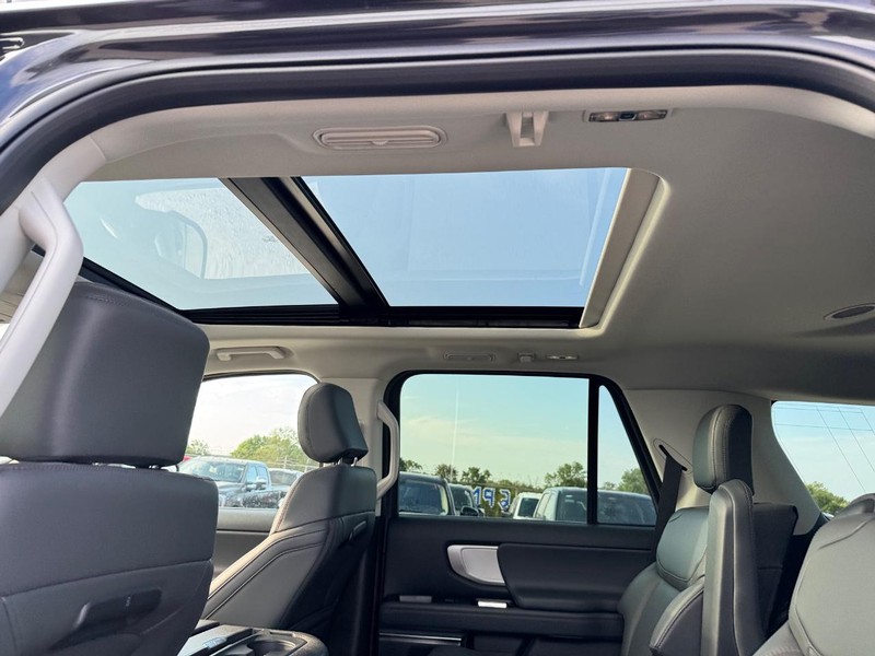 Ford Expedition Vehicle Full-screen Gallery Image 13