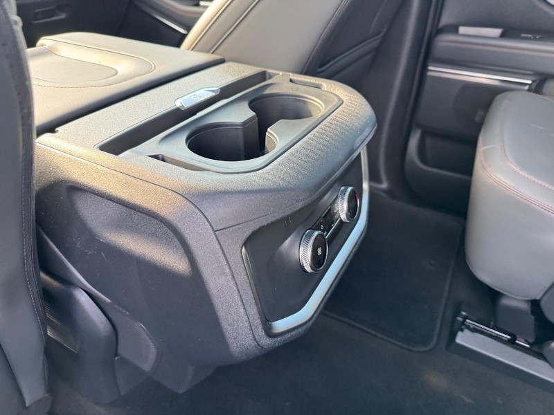 Ford Expedition Vehicle Full-screen Gallery Image 14
