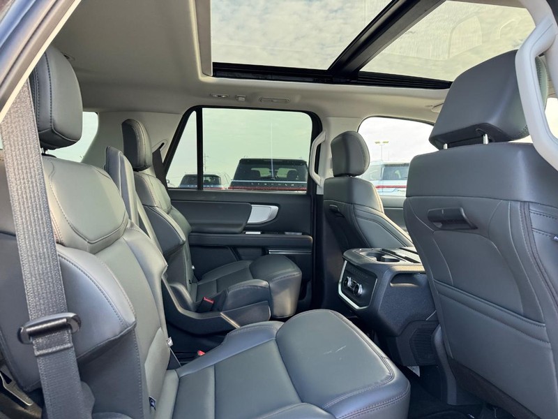 Ford Expedition Vehicle Full-screen Gallery Image 16