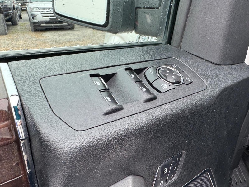Ford F-150 Vehicle Full-screen Gallery Image 19