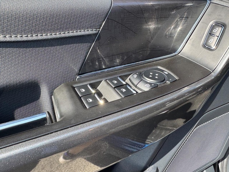 Ford F-150 Vehicle Full-screen Gallery Image 18
