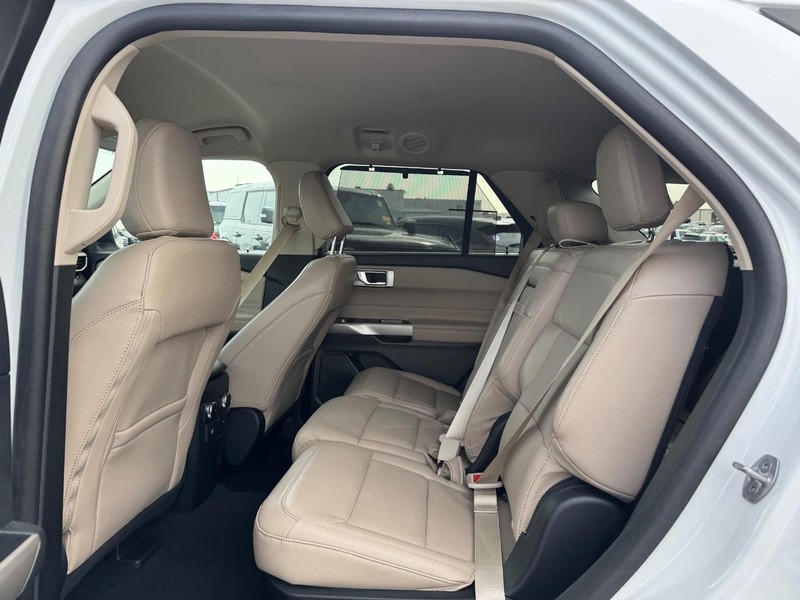 Ford Explorer Vehicle Full-screen Gallery Image 12