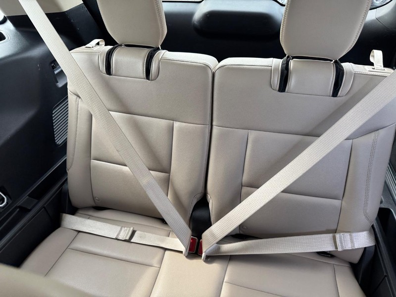 Ford Explorer Vehicle Full-screen Gallery Image 13