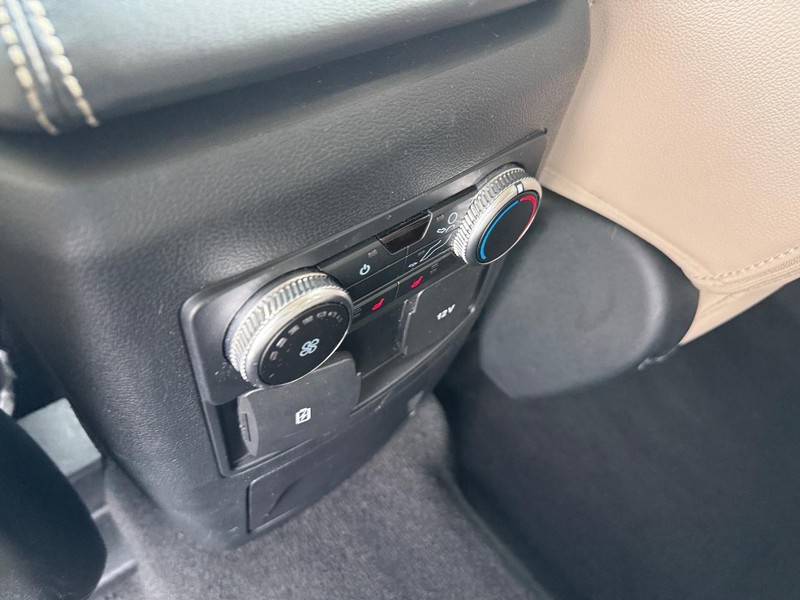 Ford Explorer Vehicle Full-screen Gallery Image 14