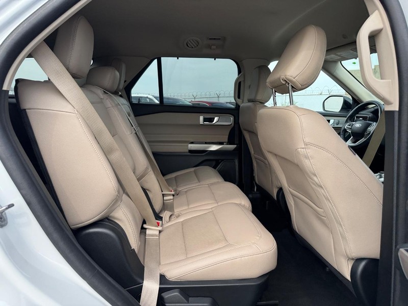 Ford Explorer Vehicle Full-screen Gallery Image 15