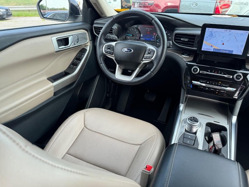 Ford Explorer Vehicle Full-screen Gallery Image 16