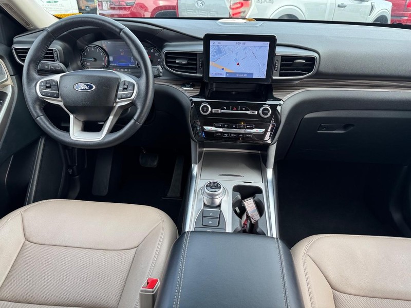 Ford Explorer Vehicle Full-screen Gallery Image 17
