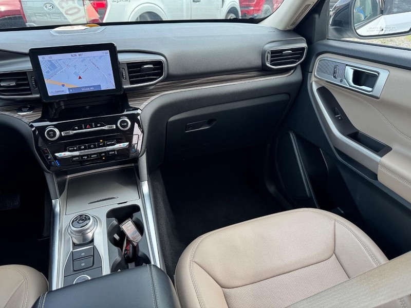 Ford Explorer Vehicle Full-screen Gallery Image 18