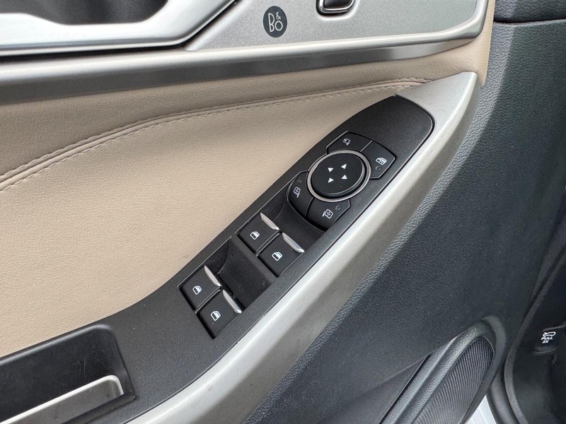 Ford Explorer Vehicle Full-screen Gallery Image 20
