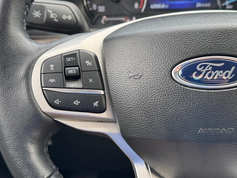 Ford Explorer Vehicle Full-screen Gallery Image 22
