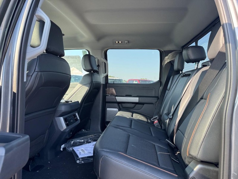 Ford Super Duty F-250 SRW Vehicle Full-screen Gallery Image 12