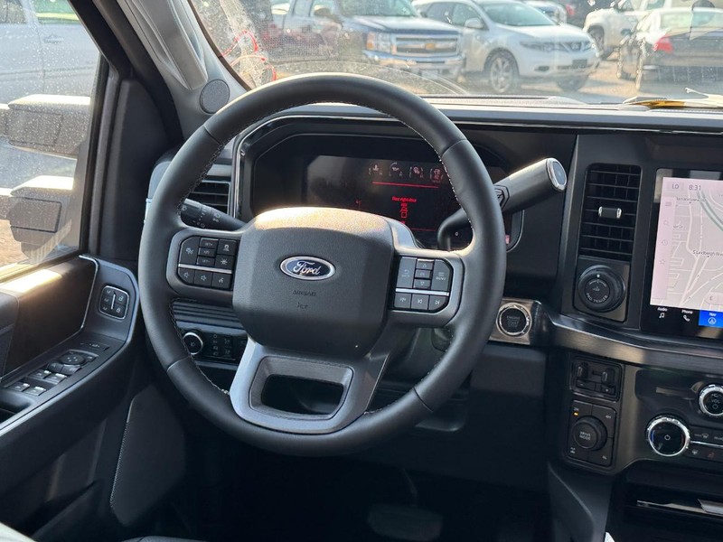 Ford Super Duty F-250 SRW Vehicle Full-screen Gallery Image 15