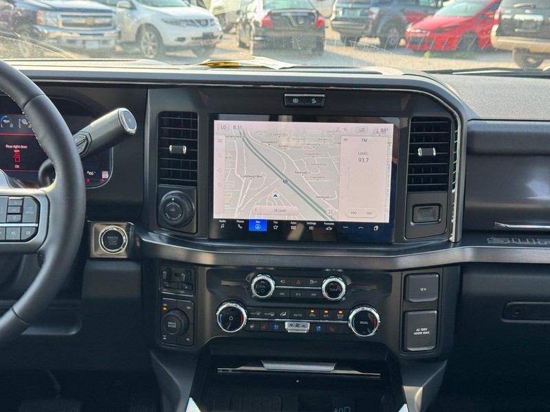 Ford Super Duty F-250 SRW Vehicle Full-screen Gallery Image 16