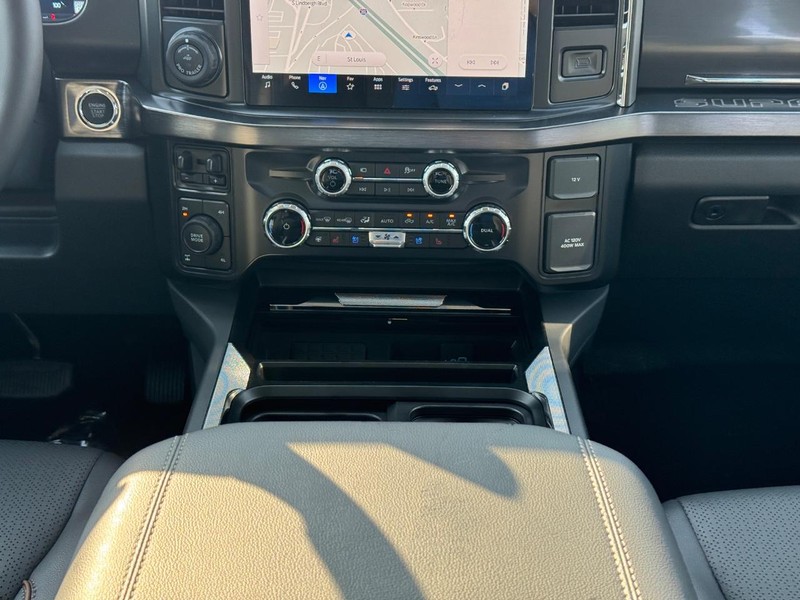 Ford Super Duty F-250 SRW Vehicle Full-screen Gallery Image 17