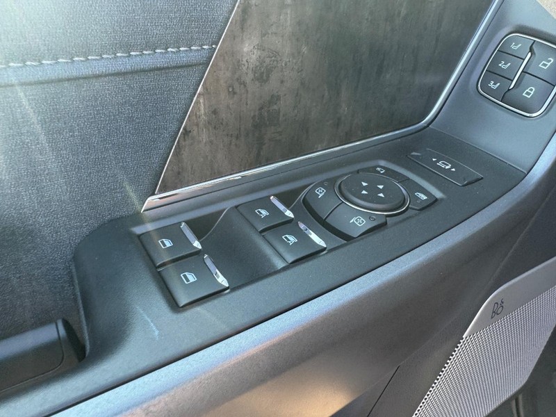 Ford Super Duty F-250 SRW Vehicle Full-screen Gallery Image 19
