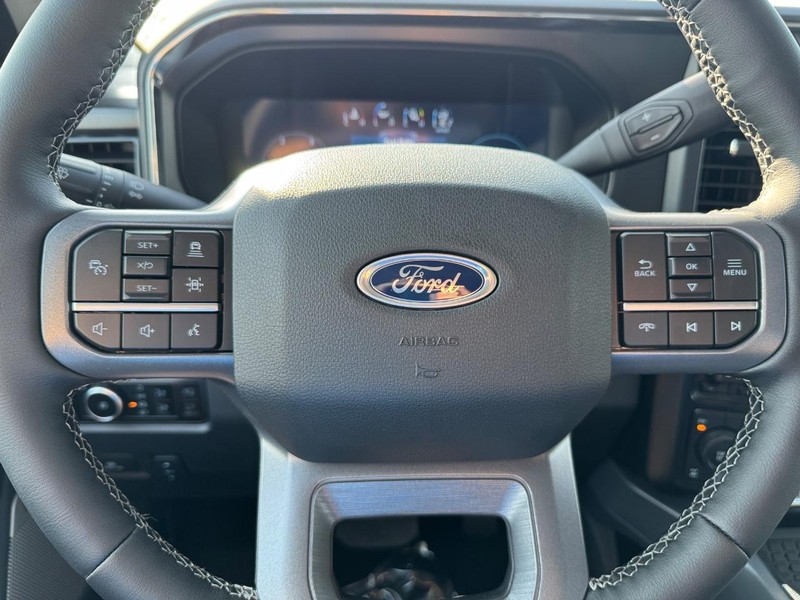 Ford Super Duty F-250 SRW Vehicle Full-screen Gallery Image 22