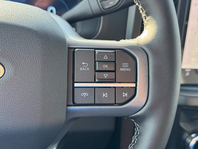 Ford Super Duty F-250 SRW Vehicle Full-screen Gallery Image 23