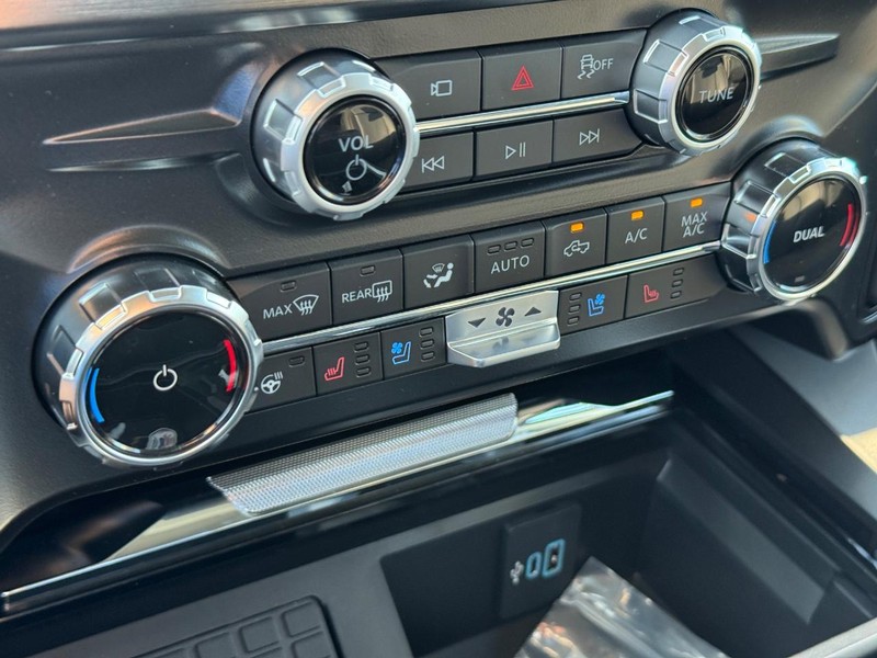 Ford Super Duty F-250 SRW Vehicle Full-screen Gallery Image 25