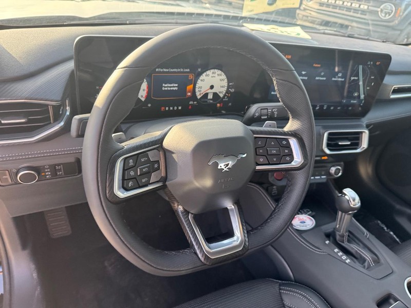 Ford Mustang Vehicle Full-screen Gallery Image 15
