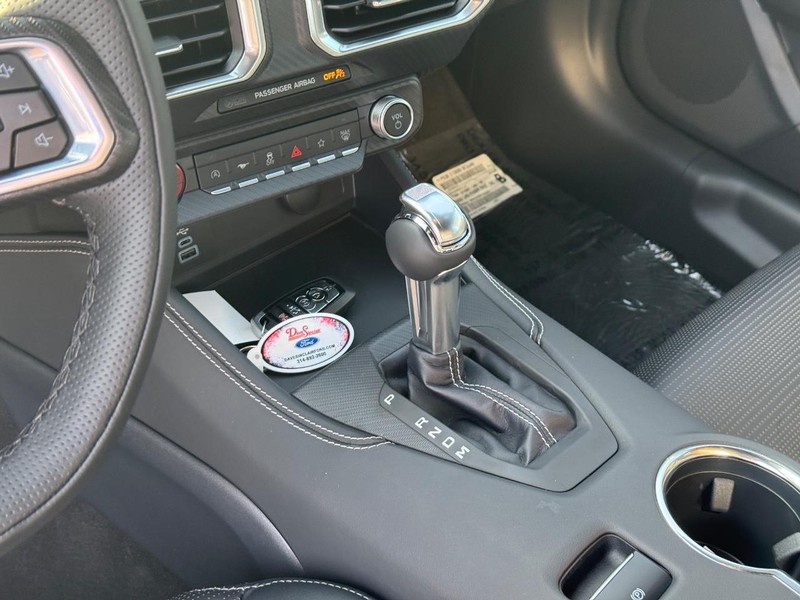 Ford Mustang Vehicle Full-screen Gallery Image 17