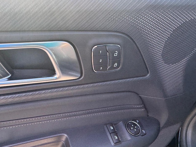 Ford Mustang Vehicle Full-screen Gallery Image 18
