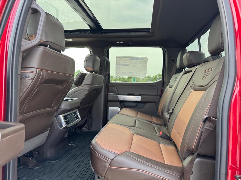 Ford Super Duty F-350 SRW Vehicle Full-screen Gallery Image 12